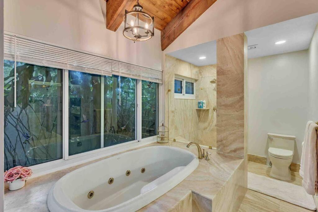 Rare Hidden Getaway Heated Pool 1.5 Acres! Sleeps 16 Villa Fort Lauderdale Exterior photo
