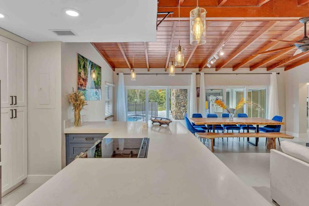 Rare Hidden Getaway Heated Pool 1.5 Acres! Sleeps 16 Villa Fort Lauderdale Exterior photo