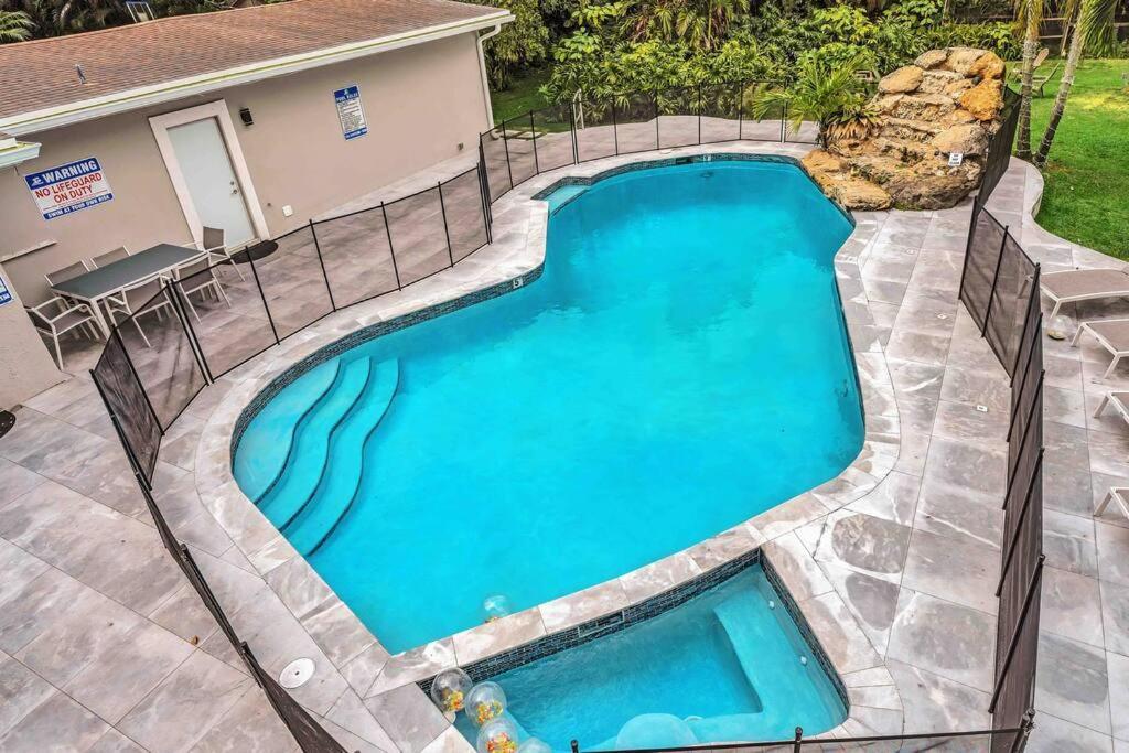 Rare Hidden Getaway Heated Pool 1.5 Acres! Sleeps 16 Villa Fort Lauderdale Exterior photo