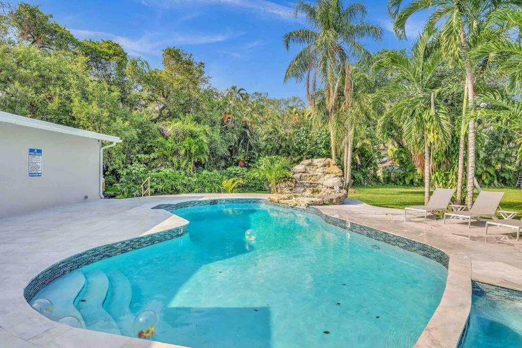 Rare Hidden Getaway Heated Pool 1.5 Acres! Sleeps 16 Villa Fort Lauderdale Exterior photo